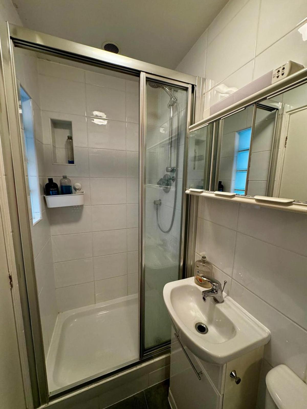 Amazing En-Suite Apartment In Finchley Central 런던 외부 사진