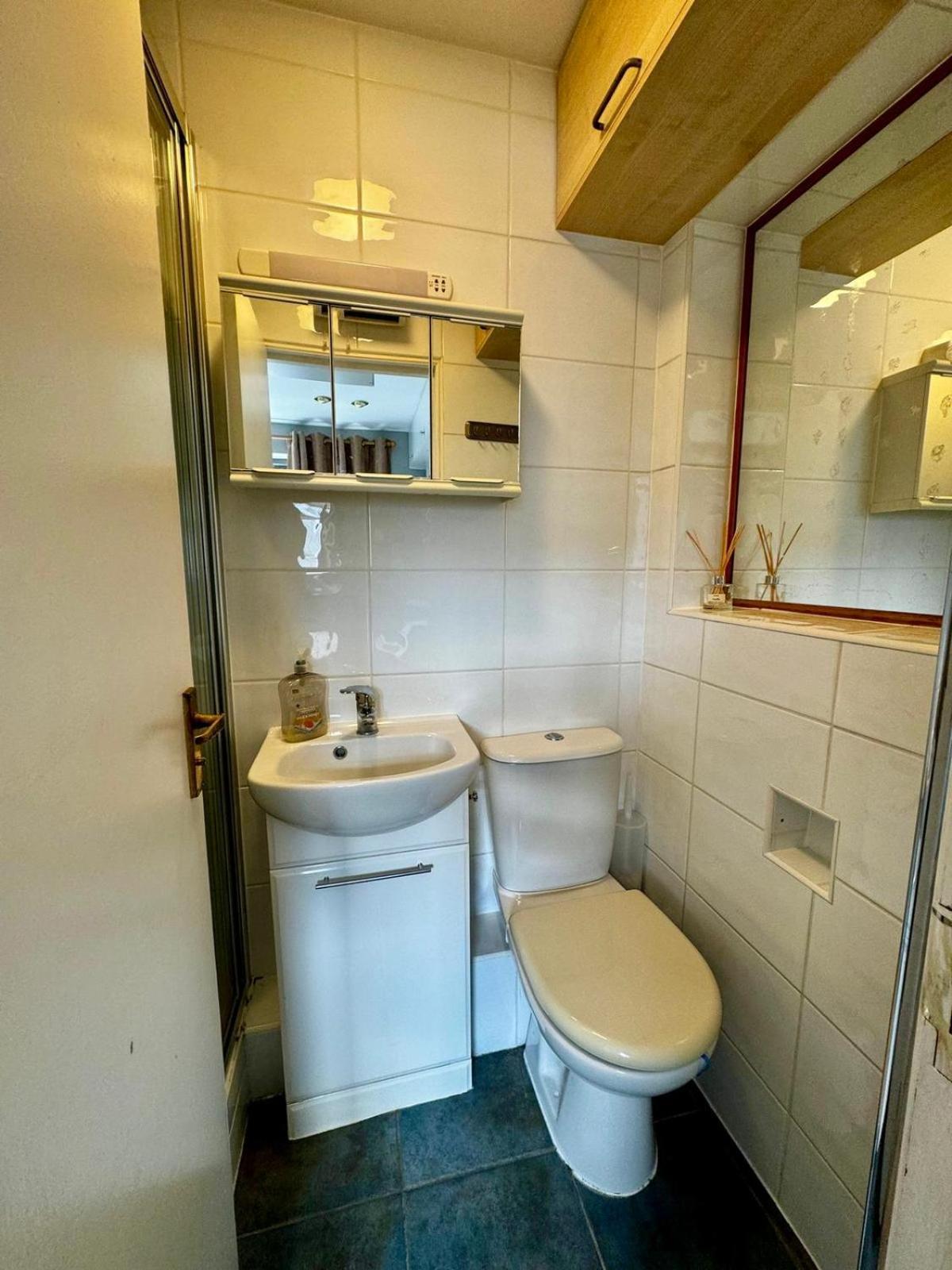 Amazing En-Suite Apartment In Finchley Central 런던 외부 사진