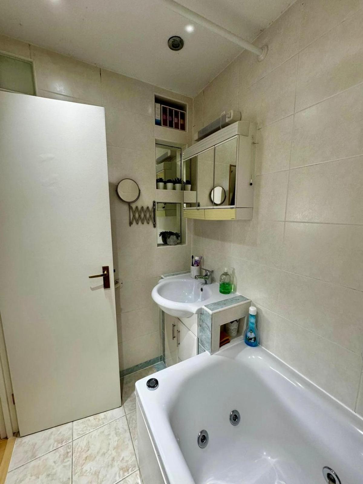 Amazing En-Suite Apartment In Finchley Central 런던 외부 사진