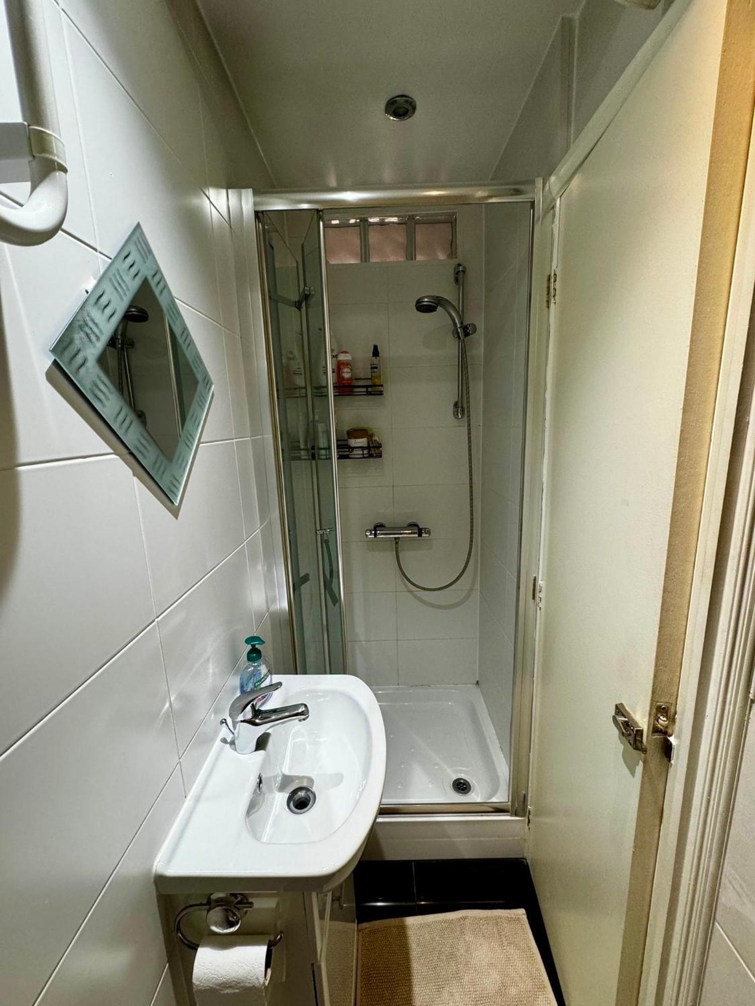 Amazing En-Suite Apartment In Finchley Central 런던 외부 사진
