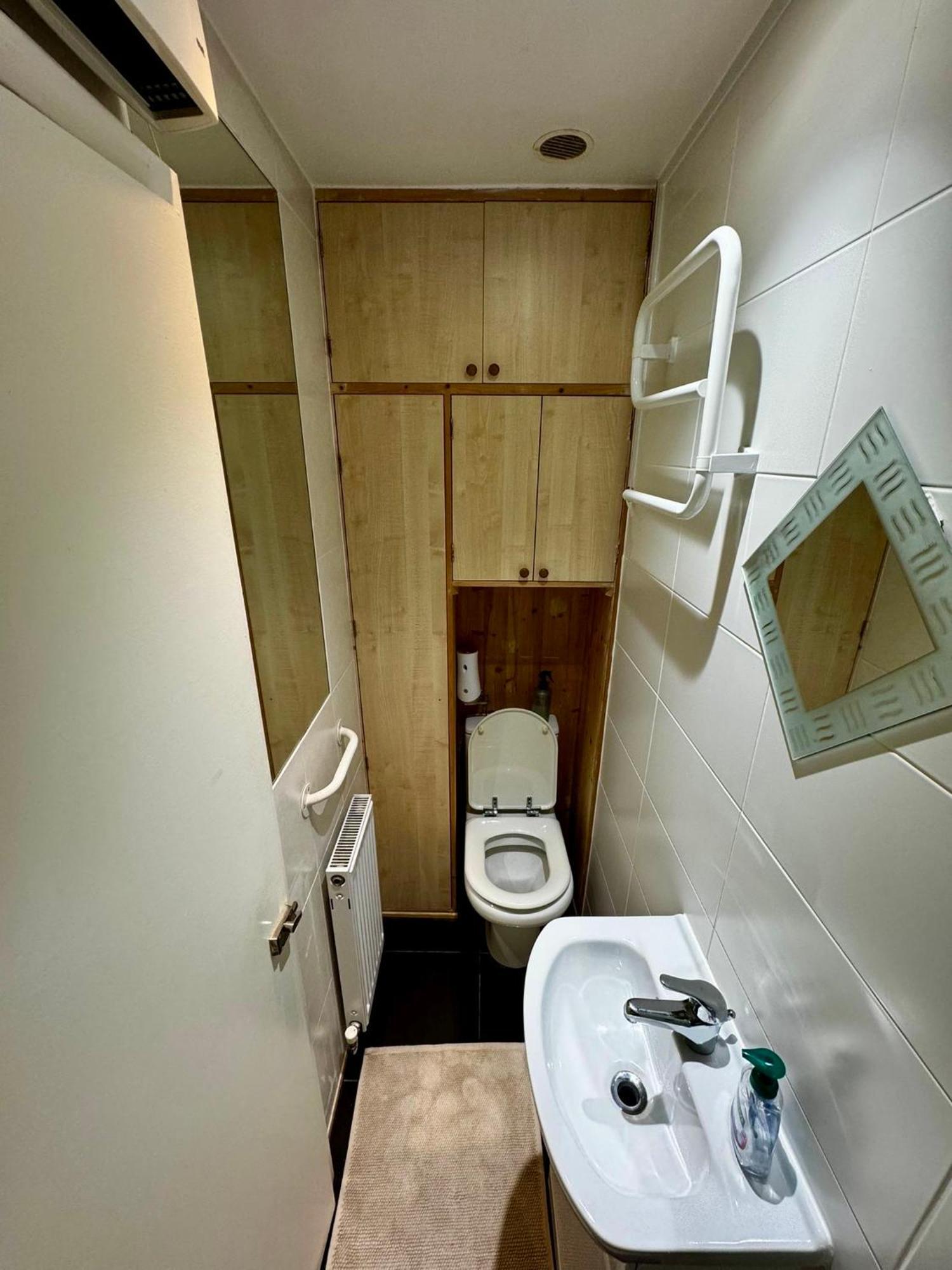 Amazing En-Suite Apartment In Finchley Central 런던 외부 사진