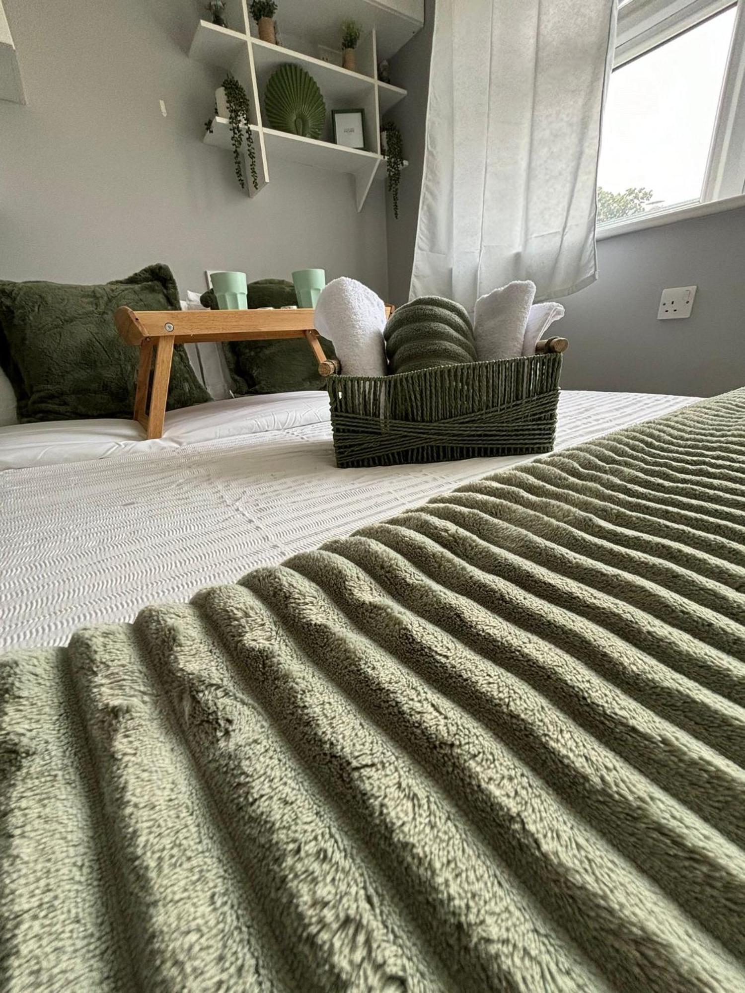 Amazing En-Suite Apartment In Finchley Central 런던 외부 사진