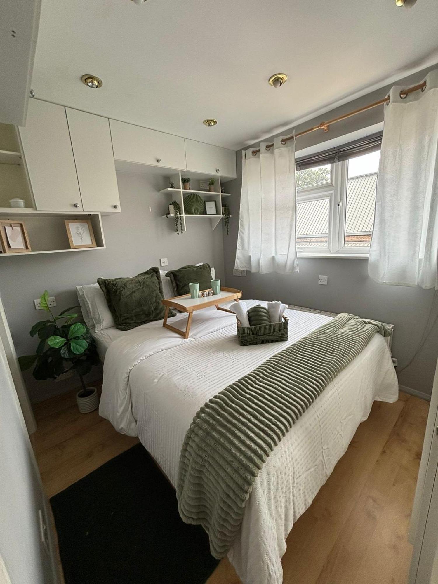 Amazing En-Suite Apartment In Finchley Central 런던 외부 사진